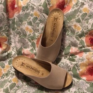 Great pair of nearly new Mephisto slides. SZ 35